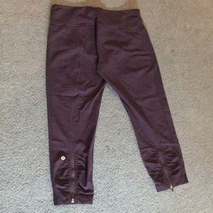 black lululemon capri leggings